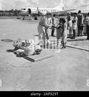 Niederländische Antillen und Suriname zum Zeitpunkt des königlichen Besuchs von Königin Juliana und Prinz Bernhard im Jahr 1955 Hochebene mit Geschenken am Flughafen Zanderij Datum: 27. Oktober 1955 Ort: Suriname Schlüsselwörter: Geschenke, Einheimische, Flugzeuge, Flughäfen Stockfoto