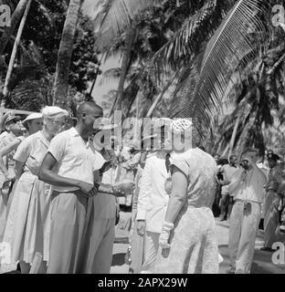 Niederländische Antillen und Suriname zum Zeitpunkt des königlichen Besuchs von Königin Juliana und Prinz Bernhard im Jahr 1955 erklärt Planter Willem Limon aus Coronie der Königin, wie man eine Kokosnuss schneidet Datum: 3. November 1955 Ort: Coronie, Suriname Schlüsselwörter: Besuche, Königinnen, Palmen, Plantagen persönlicher Name: Juliana, Königin, Limon, William Stockfoto