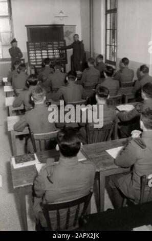 Niederländische Armee, Kolonialtruppen, KNIL. Militär in den Schulbänken in einem Klassenzimmer in der Kaserne des Kolonialreservats in Nijmegen. Niederlande, 1939. Stockfoto