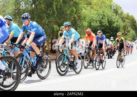 Fahrer auf Der Dritten Etappe der Tour 2020 Down Under in Adelaide Australien Stockfoto