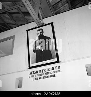 Israel 1964-1965: Haifa, Ankunft von Passagierschiffen; Zollporträt an der Wand im Zolllager am Hafen Anmerkung: Dieses Porträt stammt von Theodor Herzl. Er war ein jüdisch-österreichischer Aktivist, Journalist und Publizist und wird als Vater des modernen Zionismus Datum: 1964 Ort: Haifa, Israel Schlüsselwörter: Zoll, Häfen, Piloten, Porträts Personenname: Herzl, Theodor angesehen Stockfoto