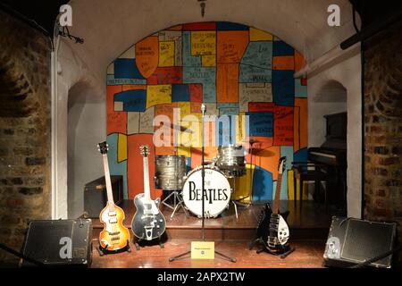 Rekonstruktion des Cavern Club in Liverpool, wo die Beatles spielten. Die Replikatbühne befindet sich im Beatles Story Museum in Liverpool. Stockfoto