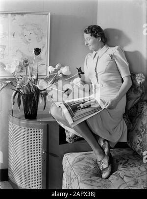 Portrait Fotografie Porträt von Frau Smit, posiert auf dem Handlauf einer Bank mit Magazin Datum: 1940 Schlagwörter: Porträts, Posing, Zeitschriften, Frauen persönlicher Name: SMIT, D. Stockfoto