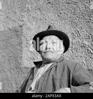 Mosel: Weinanbau Porträt des Winzers Römer, 77 Jahre Datum: 1959 Standort: Deutschland, Kröv, Rheinland-Pfalz, Westdeutschland Schlagwörter: Landarbeiter, Porträts, Weinanbau Personenname: Römer, Stockfoto
