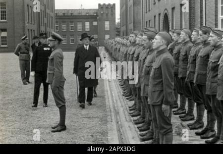 Niederländische Armee, Kolonialtruppen, KNIL. Inspektion von Colonial Reserve Männern, bevor sie nach Ned gehen. East Indi-Ned. In der Kaserne des Colonial Reserve in Nijmegen von Minister ch Welter. Niederlande, 1937. Stockfoto