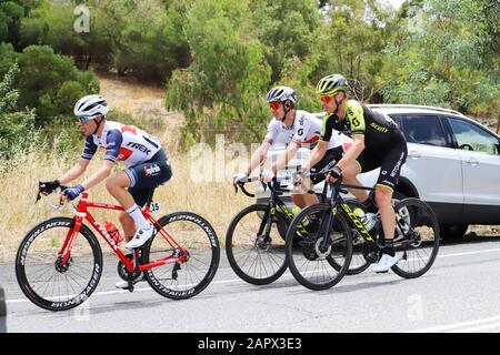 Fahrer auf Der Dritten Etappe der Tour 2020 Down Under in Adelaide Australien Stockfoto