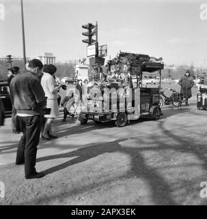 Pariser Bilder [Das Straßenleben von Paris] schweben an einem Taxistand Datum: 1965 Standort: Frankreich, Paris Schlüsselwörter: Schwimmer, Straßenbilder, Verkehrsmittel Stockfoto