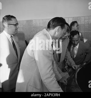 Niederländische Antillen und Suriname zum Zeitpunkt des königlichen Besuches von Königin Juliana und Prinz Bernhard im Jahre 1955 Prins Bernhard in der Surinamese Brewery N.V. in Paramaribo anlässlich des Eröffnungstermins: 28. Oktober 1955 Ort: Paramaribo, Suriname Schlüsselwörter: Besuche, Industrie persönlicher Name: Bernhard, Fürst Stockfoto