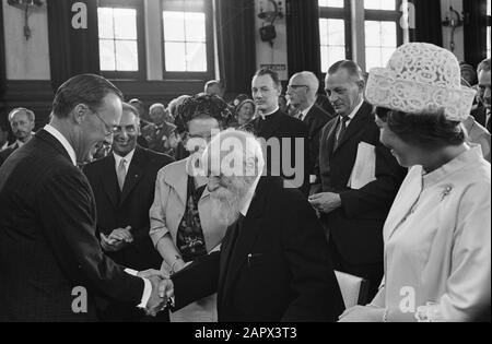 Prinz Bernhard gratuliert Buber. Königin Juliana in der Mitte, Prinzessin Beatrix auf der rechten Seite; Beatrix (Prinzessin der Niederlande); Bernhard (Prinz Niederlande); Buber, Martin; Juliana (Königin der Niederlande); Philosophen; Königinnen; Auszeichnungen; Prinzessinnen; Stockfoto