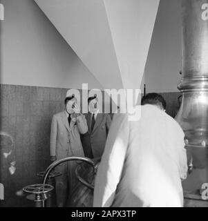 Niederländische Antillen und Suriname zum Zeitpunkt des königlichen Besuches von Königin Juliana und Prinz Bernhard im Jahre 1955 Prins Bernhard in der Surinamese Brewery N.V. in Paramaribo anlässlich des Eröffnungstermins: 28. Oktober 1955 Ort: Paramaribo, Suriname Schlüsselwörter: Besuche, Industrie persönlicher Name: Bernhard, Fürst Stockfoto