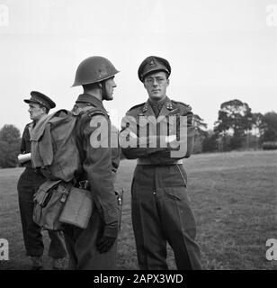 Prinz Bernhard besucht niederländische Truppen auf ihrem Armeestab in Großbritannien während des zweiten Weltkriegs Prinz Bernhard im Gespräch mit einem Militärdatum: 1940 Ort: Großbritannien Schlagwörter: Königshaus, Militär, Fürsten Personenname: Bernhard (Prinz Niederlande) Stockfoto