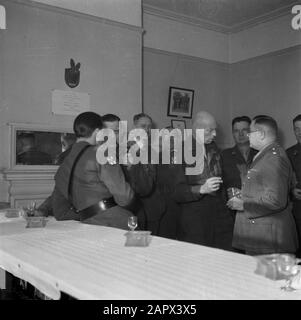 Prinz Bernhard besucht niederländische Truppen auf ihrem Armeestab in Großbritannien während des Zweiten Weltkriegs Prinz Bernhard im Gespräch mit Soldaten während eines Getränkedatums: 1940 Ort: Groot - Großbritannien Schlagwörter: Königshaus, Militär, Fürsten Personenname: Bernhard (Prinz Niederlande) Stockfoto