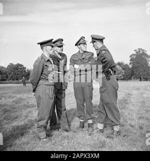 Prinz Bernhard besucht niederländische Truppen auf ihrem Armeestab in Großbritannien während des zweiten Weltkriegs Prinz Bernhard im Gespräch mit Offizieren Datum: 1940 Ort: Großbritannien Schlüsselwörter : Königshaus, Militär, Fürsten Personenname: Bernhard (Prinz Niederlande) Stockfoto