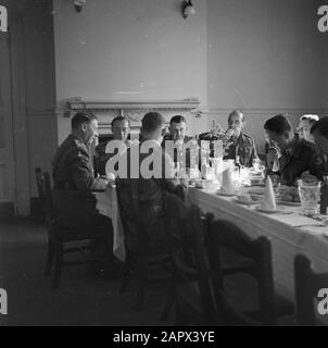 Prinz Bernhard besucht niederländische Truppen auf ihrem Armeestab in Großbritannien während des zweiten Weltkriegs Prinz Bernhard mit Soldaten zum Essensdatum: 1940 Ort: Großbritannien Schlüsselwörter: Königshaus, Mahlzeiten, Soldaten, Prinzen persönlicher Name: Bernhard (Prinz Niederlande) Stockfoto
