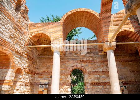 Nessebar, Bulgarien - 31. Juli 2019: Kirche der Ruinen des heiligen Johannes Aliturgetos Stockfoto