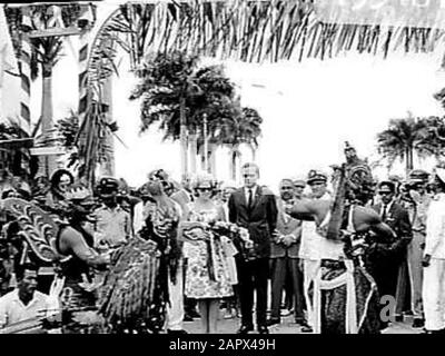 Fürstliches Paar in Suriname, fürstliches Paar mit Blick auf den javanischen Tanz Datum: 11. Juli 1966 Schlagwörter: Tänze, Prinzenpaare Stockfoto