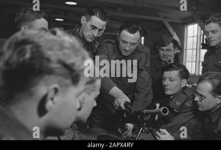 Brigade Der Prinzessin Irene. Rekruten aus Südafrika. Bildunterschrift Südafrika und Holland sind mit vielen verwandtschaftlichen Beziehungen verbunden, und der holländische Aufruf zur Freiwilligenarbeit wurde in der S.A. Mit einer großen Antwort Auf Junge Afrikaner (durchgestrichen und statt S. Afrikaner) durchgestrichen. Haben das holländische Blut ihrer Vorfahren in ihren Venen gerührt und sich in Punktzahlen eingetragen. Die älteren sind nicht hinterherhinkt, sondern haben sich in der Hoffnung zusammengetan, endlich etwas für das Land tun zu können, das sie schätzen. Die ersten Kontigenten der Südafrikaner sind inzwischen nach Großbritannien gelangt und werden mit der Thei trainiert Stockfoto