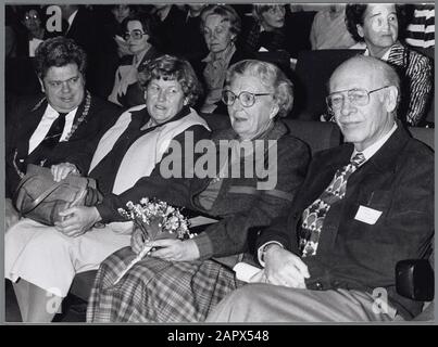 Prinzessin Juliana nimmt am 1. November 1980 an der Sitzung der Stiftung Integration Outsiders in Utrechter Teil. V.l.n.r. Bürgermeister H.J.L. Vonhoff, Frau Baan, Prinzessin Juliana und der Arzt Fiedeldij Dop Datum: 1. November 1980 Standort: Utrechter, Utrechter Schlüsselwörter: Meetings, Königshaus, Prinzessinnen persönlicher Name: Baan, Mrs, Fideldij Dop, P., Juliana, Prinzessin, Vonhoff, H.J.L. Stockfoto