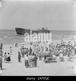 Israel 1948-1949: Tel Aviv öffentlich am Strand nahe der Strandpromenade von Tel Aviv mit liegen und einem Schiffswrack in der Surf Annotation: Dies betrifft das Wrack von ms Altalena während des Freiheitskrieges mit Waffen beladenem Blockadeläufer, das brennend gestrandet ist Datum: 1948 Ort: Israel, Mittelmeer, Tel Aviv Schlüsselwörter: Badeorte, Wellen, Öffentlichkeit, Schiffsunfälle, Strände, Strandstühle, Wracks Stockfoto