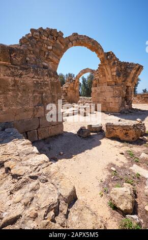 Die Bögen des Saranta Kolones Schloss - die mittelalterliche Festung erbaut auf dem Gelände eines früheren byzantinischen fort. Paphos Archäologischen Park. Zypern Stockfoto