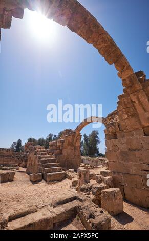 Die Bögen des Saranta Kolones Schloss - die mittelalterliche Festung erbaut auf dem Gelände eines früheren byzantinischen fort. Paphos Archäologischen Park. Zypern Stockfoto