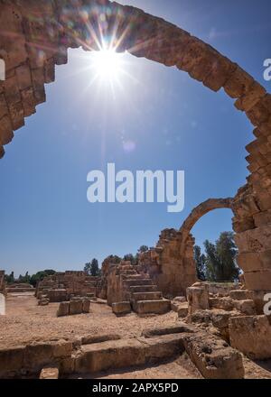 Die Bögen des Saranta Kolones Schloss - die mittelalterliche Festung erbaut auf dem Gelände eines früheren byzantinischen fort. Paphos Archäologischen Park. Zypern Stockfoto