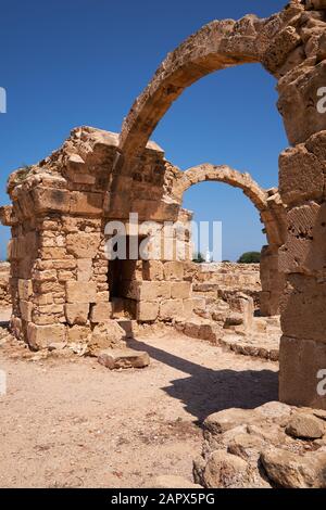 Die Bögen des Saranta Kolones Schloss - die mittelalterliche Festung erbaut auf dem Gelände eines früheren byzantinischen fort. Paphos Archäologischen Park. Zypern Stockfoto