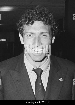 Ankunft FC Barcelona in Schiphol im Zusammenhang mit Spiel gegen NEC Trainer Menotti (l) und Starspieler Quini (Enrique Castro González) Datum: 17. Oktober 1983 Ort: Noord-Holland, Schiphol Schlüsselwörter: An- und Abreise, Trainer, Fußballer persönlicher Name: Castro, Enrique, Menotti, Cesar Stockfoto