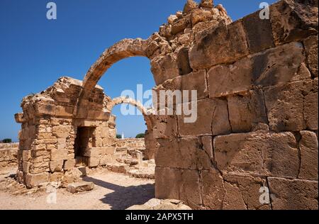 Die Bögen des Saranta Kolones Schloss - die mittelalterliche Festung erbaut auf dem Gelände eines früheren byzantinischen fort. Paphos Archäologischen Park. Zypern Stockfoto