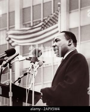 Dr. Martin Luther King, Jr. sprach am 15. April 1967 bei einer Antikriegsdemonstration in New York City an Mikrofonen. Stockfoto