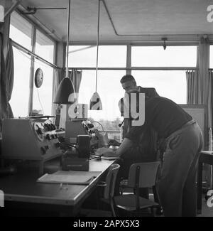 Flughafen Schiphol Funkkontakt am Kontrollturm am Flughafen Schiphol Datum: 1936 Standort: Amsterdam, Noord-Holland, Oud-Schiphol Schlüsselwörter: Ausstattung, Interieur, Verkehrstürme, Flughäfen Name Der Einrichtung: Schiphol Stockfoto