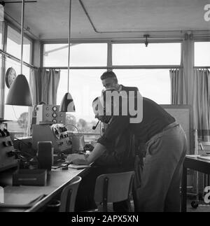 Flughafen Schiphol Funkkontakt im Kontrollturm am Flughafen Schiphol Datum: 1936 Standort: Amsterdam, Noord-Holland Schlüsselwörter: Ausstattung, Interieur, Markonisten, Verkehrstürme, Name der Flughafeneinrichtung: Schiphol Stockfoto