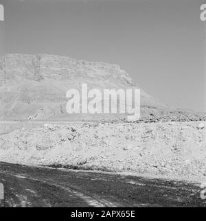 Israel 1964-1965: Totes Meeresgebiet Rechter Teil des Massada-Massivs. Anmerkung: Massada ist eine Zitadelle auf einem Felsen nahe dem Toten Meer. Er ist bekannt für den Widerstand geflohener Juden gegen die römische Besatzung nach 70 n. Chr. Datum: 1964 Ort: Totes Meer, Israel, Massada Schlüsselwörter: Archäologie, Berge, Geschichte, Ausgrabungen Stockfoto