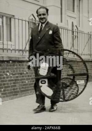 Sport. 1928 Olympische Spiele Amsterdam, Niederlande. Mann mit einem unbekannten Gegenstand in der Hand. Stockfoto