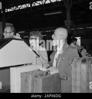 Israel 1964-1965: Haifa, Ankunft von Passagierschiffen; Zollreisende mit Gepäck und Souvenirs beim Zoll in einem Lagerhaus im Hafen Anmerkung: Haifa ist Hafenstadt und Badeort in Nordisraelisch, auf dem nordöstlichsten Teil des Karmel-Gebirges und am Mittelmeer. 1945 startete ZIM Lines (Schiffahrtsgesellschaft) als Versender jüdischer Einwanderer in den neuen Staat Israel und wurde zu einer der weltweit größten Versandunternehmen mit Niederlassungen weltweit Datum: 1964 Standort: Haifa, Israel Schlagwörter: An- und Abreise, Gepäck, Zoll, Häfen, Piloten, Reisender Stockfoto