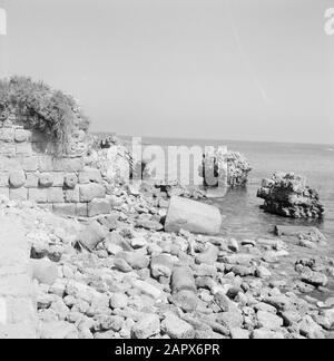 Israel 1964-1965: Caesarea, archäologische Überreste von Gebäuden an der Küste Anmerkung: Caesarea ist ein Dorf und ein archäologischer Park in Israel, der im Bezirk Haifa liegt. Sie liegt etwa zwischen Tel Aviv und Haifa im Mittelmeer. Im Hinblick auf die Antike wird sie auch Caesarea Maritima genannt. Bei Caesarea wurden seit Jahrzehnten Ausgrabungen durchgeführt, und es gibt viel zu sehen. Es ist eine Touristenattraktion Datum: 1964 Ort: Caesarea, Israel, Mittelmeer Schlüsselwörter: Antiquitäten, Ruinen Stockfoto