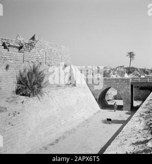 Israel 1964-1965: Caesarea, archäologische Überreste von Strukturen in Caesarea Anmerkung: Caesarea ist ein Dorf und ein archäologischer Park in Israel, der im Distrikt Haifa liegt. Sie liegt etwa zwischen Tel Aviv und Haifa im Mittelmeer. Im Hinblick auf die Antike wird sie auch Caesarea Maritima genannt. Bei Caesarea wurden seit Jahrzehnten Ausgrabungen durchgeführt, und es gibt viel zu sehen. Es ist eine Touristenattraktion Datum: 1964 Ort: Caesarea, Israel Schlüsselwörter: Bauwerke Stockfoto