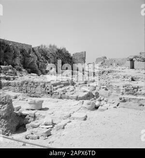 Israel 1964-1965: Caesarea, archäologische Überreste von Gebäuden in Caesarea Anmerkung: Caesarea ist ein Dorf und ein archäologischer Park in Israel, der im Distrikt Haifa liegt. Sie liegt etwa zwischen Tel Aviv und Haifa im Mittelmeer. Im Hinblick auf die Antike wird sie auch Caesarea Maritima genannt. Bei Caesarea wurden seit Jahrzehnten Ausgrabungen durchgeführt, und es gibt viel zu sehen. Es ist eine Touristenattraktion Datum: 1964 Ort: Caesarea, Israel Schlüsselwörter: Antiquitäten, Ruinen Stockfoto