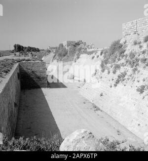 Israel 1964-1965: Caesarea, archäologische Überreste von Strukturen in Caesarea Anmerkung: Caesarea ist ein Dorf und ein archäologischer Park in Israel, der im Distrikt Haifa liegt. Sie liegt etwa zwischen Tel Aviv und Haifa im Mittelmeer. Im Hinblick auf die Antike wird sie auch Caesarea Maritima genannt. Bei Caesarea wurden seit Jahrzehnten Ausgrabungen durchgeführt, und es gibt viel zu sehen. Es ist eine Touristenattraktion Datum: 1964 Ort: Caesarea, Israel Schlüsselwörter: Bauwerke Stockfoto