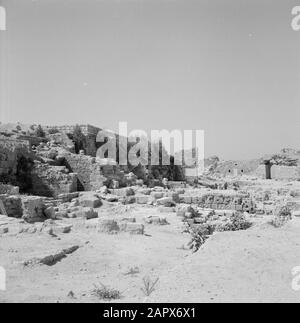 Israel 1964-1965: Caesarea, archäologische Überreste von Gebäuden in Caesarea Anmerkung: Caesarea ist ein Dorf und ein archäologischer Park in Israel, der im Distrikt Haifa liegt. Sie liegt etwa zwischen Tel Aviv und Haifa im Mittelmeer. Im Hinblick auf die Antike wird sie auch Caesarea Maritima genannt. Bei Caesarea wurden seit Jahrzehnten Ausgrabungen durchgeführt, und es gibt viel zu sehen. Es ist eine Touristenattraktion Datum: 1964 Ort: Caesarea, Israel Schlüsselwörter: Archäologie, Gebäude Stockfoto