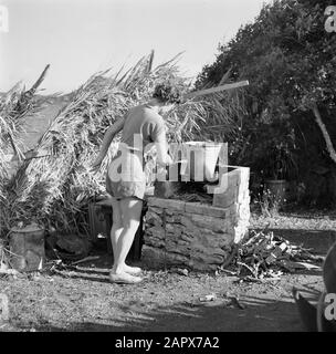 Niederländische Antillen und Suriname zur Zeit des königlichen Besuchs von Königin Juliana und Prinz Bernhard im Jahre 1955 Strohhalm an einem improvisierten Kochplatz am Ufer der Fuikbucht Datum: Oktober 1955 Ort: Curaçao Schlüsselwörter: Kochen, Frauen Stockfoto