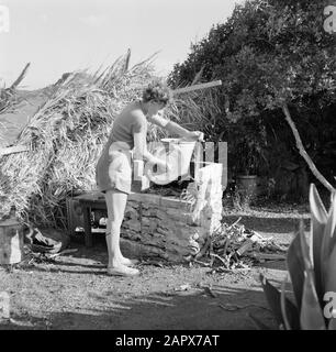 Niederländische Antillen und Suriname zur Zeit des königlichen Besuchs von Königin Juliana und Prinz Bernhard im Jahre 1955 Strohhalm an einem improvisierten Kochplatz am Ufer der Fuikbucht Datum: Oktober 1955 Ort: Curaçao Schlüsselwörter: Kochen, Frauen Stockfoto