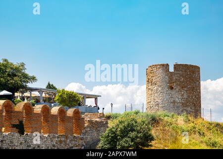 Alte Ruinen Alte Windmühle und Kirche der heiligen Mutter elausa in Nessebar, Bulgarien Stockfoto