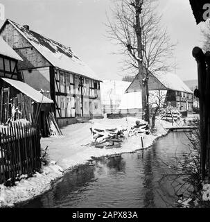 Rothaargebergte der Odeborn mit Fachwerk in Girkhausen im Winter Datum: Undatierter Standort: Deutschland, Girkhausen, Nordrhein-Westfalen, Westdeutschland Schlagwörter: Bäche, Dorfstatuen, Schnee, Winter Stockfoto