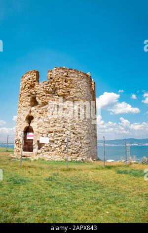 Alte Ruinen Alte Windmühle und schwarzes Meer in Nessebar, Bulgarien Stockfoto