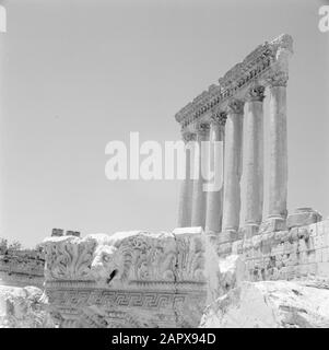 Naher Osten 1950-1955: Libanesische römische Kolonnade des Jupiter-Tempels in Baalbek Anmerkung: Kapitänornamente im Vordergrund Datum: 1950 Ort: Baalbek, Libanon Schlüsselwörter: Skulpturen, Gebäude, Ruinen, Tempel Stockfoto