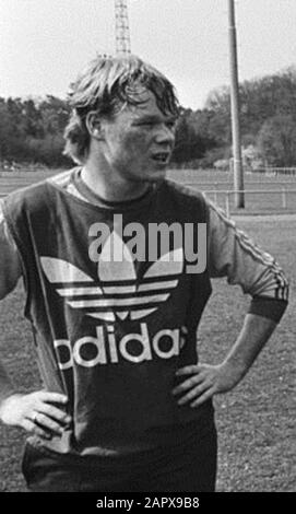 Training der niederländischen Fußballmannschaft in Zeist. De:Ronald Koeman. Fotografie von R.C. Croes/Anefo. Niederlande: Ausbildung des niederländischen elftals in Zeist V.L.N.R. Ronald Koeman.; Stockfoto