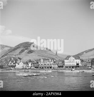 Rheinnavigation, Bericht vom Schleppschiff Damco 9: Westdeutschland Felsufer im Rhein bei Assmannshausen Datum: 1. April 1955 Standort: Assmannshausen, Deutschland, Westdeutschland Schlagwörter: Hügel, Flüsse, Felsen Stockfoto