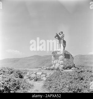 Israel 1948-1949: Statue Alexander Zad Reiterstatue von Alexander Zad in der Ebene von Beath Shearim Anmerkung: Alexander Zad (oder: Zeid, 1889-1938) war einer der Gründer von Bar Giora (1907) und Haschomer (1909), zwei Siedlerschutzorganisationen. Das Bild stammt von David Polus Datum: 1948 Ort: Beit Shearim, Galiläa, Israel Schlagwörter: Hügel, Denkmäler, Reiter, Statuen Stockfoto