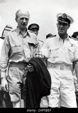 Schaper, H. (Partless). Ankunft von Schout in der Nacht H. Schaper (links), Flaggenoffizier des Luftfahrt-Dienstes der Marine, in Batavia (heutiges Jakarta) in Niederländisch-Ostindien (Indonesien), um verschiedene Diskussionen zu führen. Er wird vom Kommandanten KAP. Kite P. Vroon begrüßt. Jakarta/Batavia, Indonesien/Niederländische Inseln, 17. November 1949.; Stockfoto